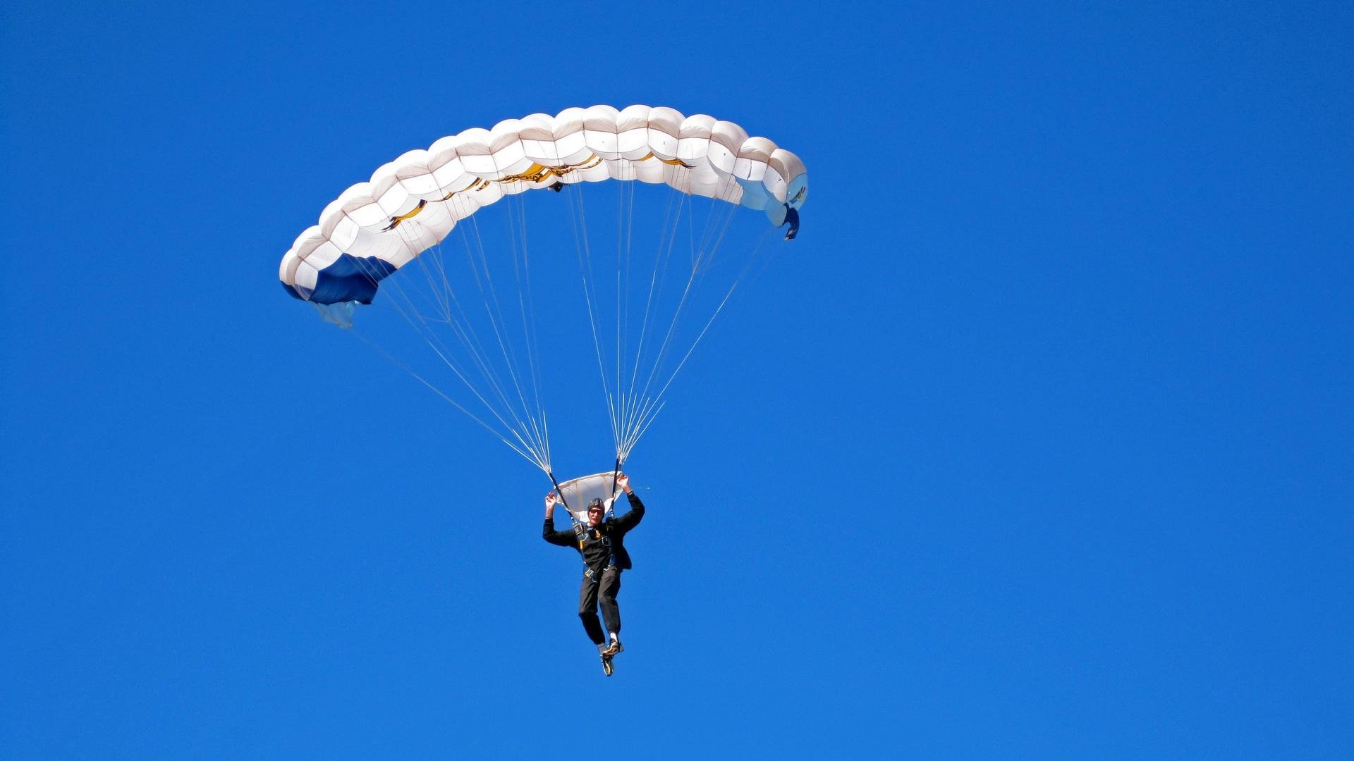 勇士反弹获胜，库里表现依旧抢眼，勇士队员对库里